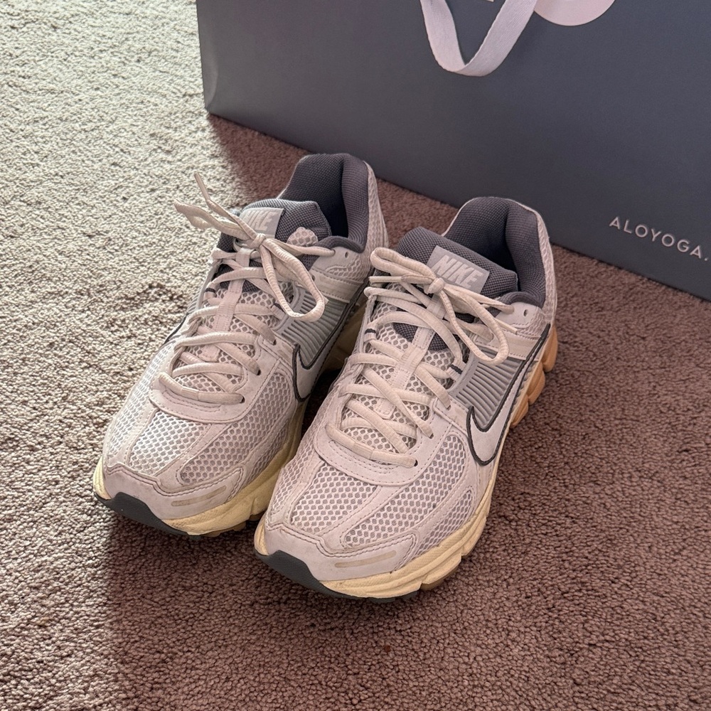 Nike Light Gray and Cream Vomero